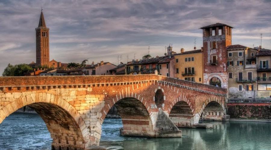 Старинных итальянских мостов расположен в вероне. Город Верона (Verona), Италия